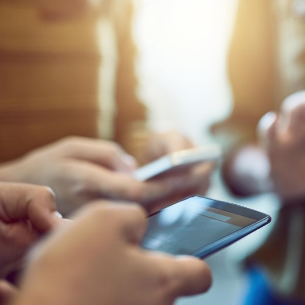 Üstüne su dökülen telefon hakkında tüketici mahkemesinden emsal niteliğinde karar!